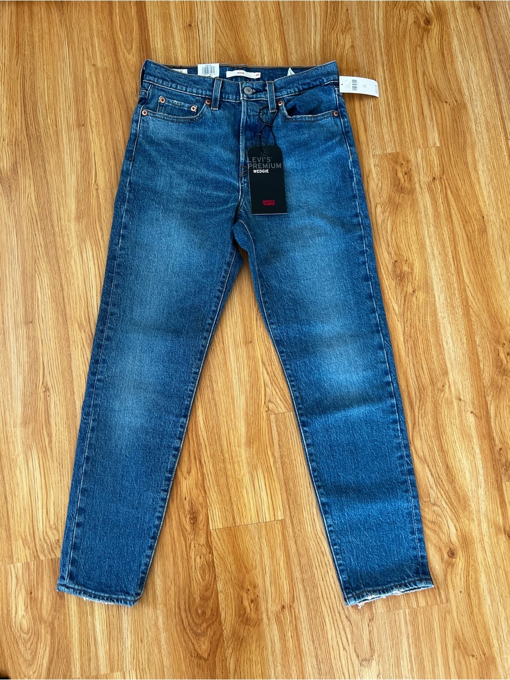 Levi's Premium High Rise Wedgie Jeans - Classic Straight Fit - Picture 2 of 6